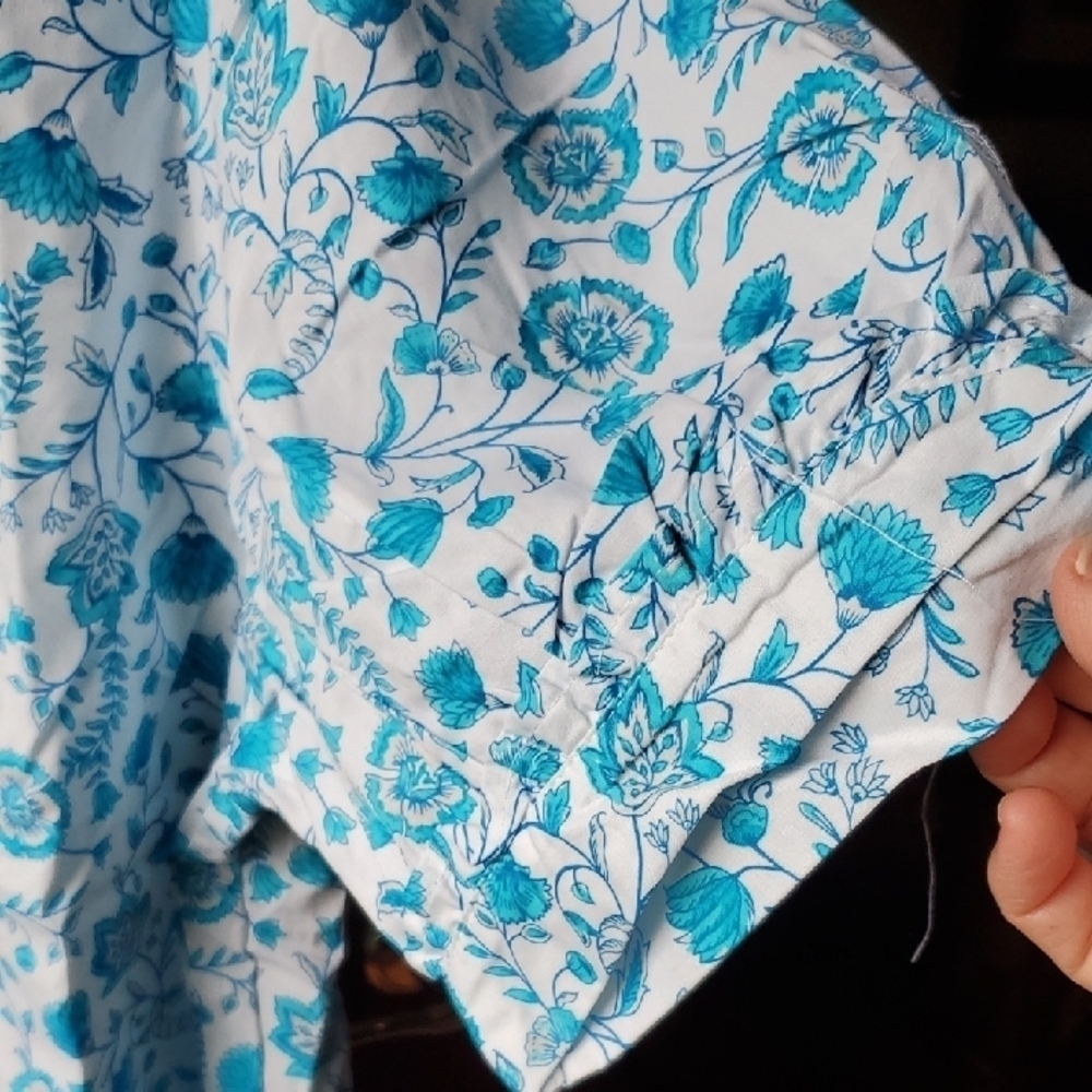 Draper JAMES Floral Blue  and White puff V Neck  Women's Top - Picture 7 of 13